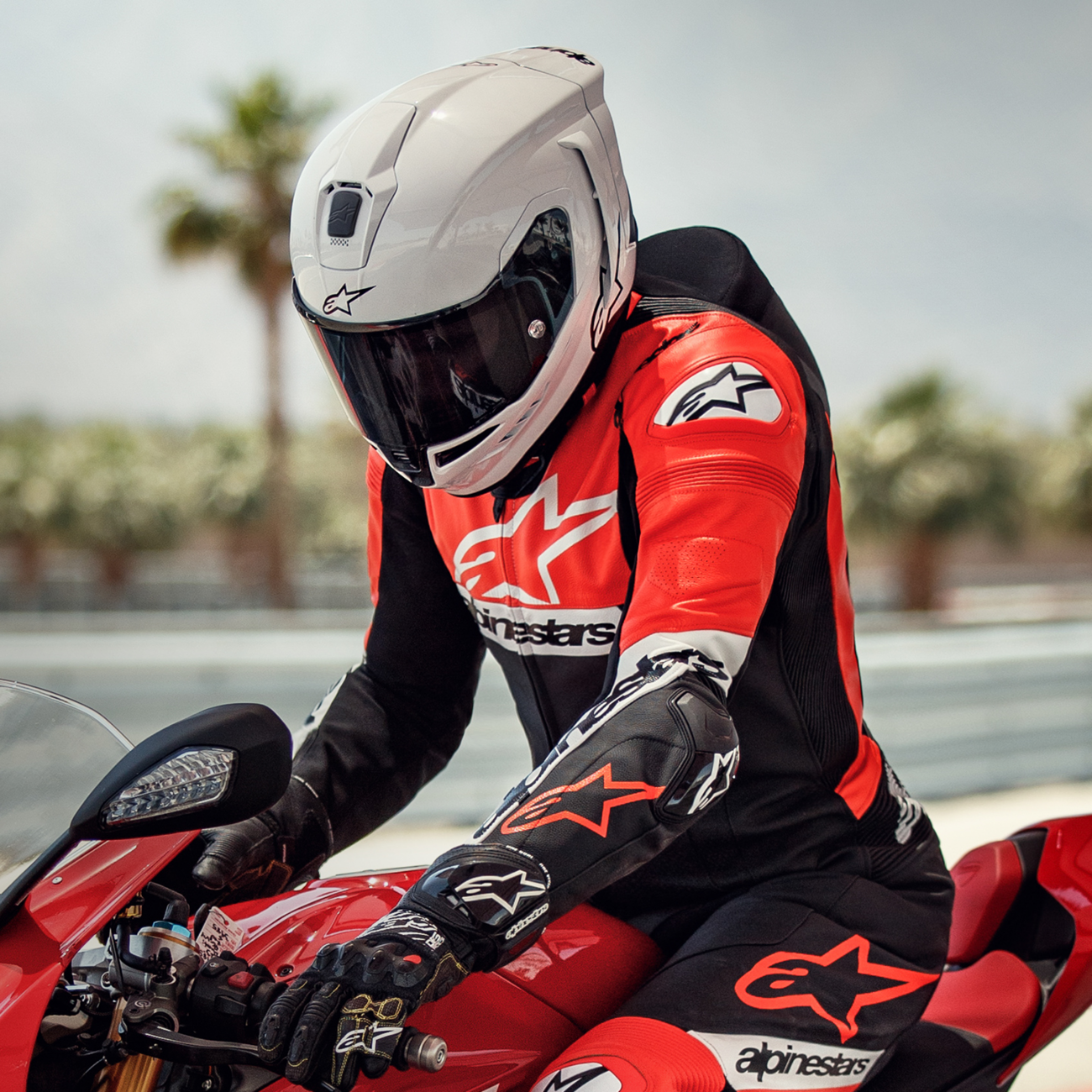 
                  
                    ALPINESTARS S-R10 SOLID HELMET WHITE GLOSS HELMET
                  
                