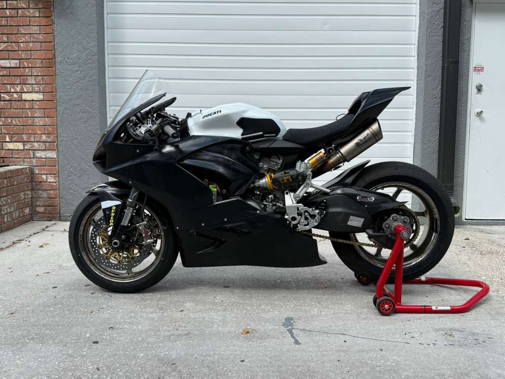 
                  
                    2023 Ducati Panigale V2 MotoAmerica Build
                  
                