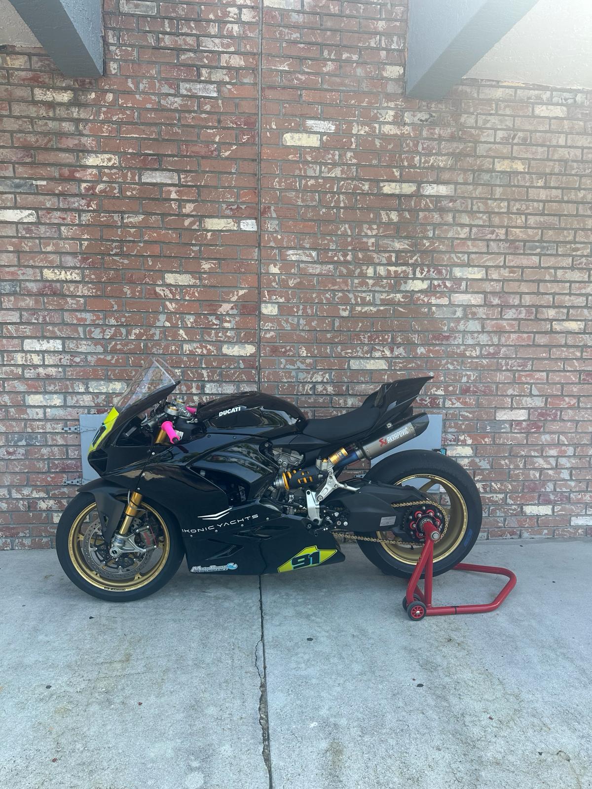 
                  
                    PANIGALE V2
                  
                