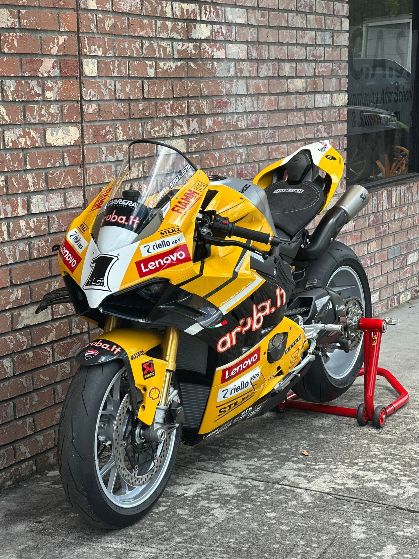 
                  
                    Left side profile of 2024 Panigale V4 in championship yellow
                  
                