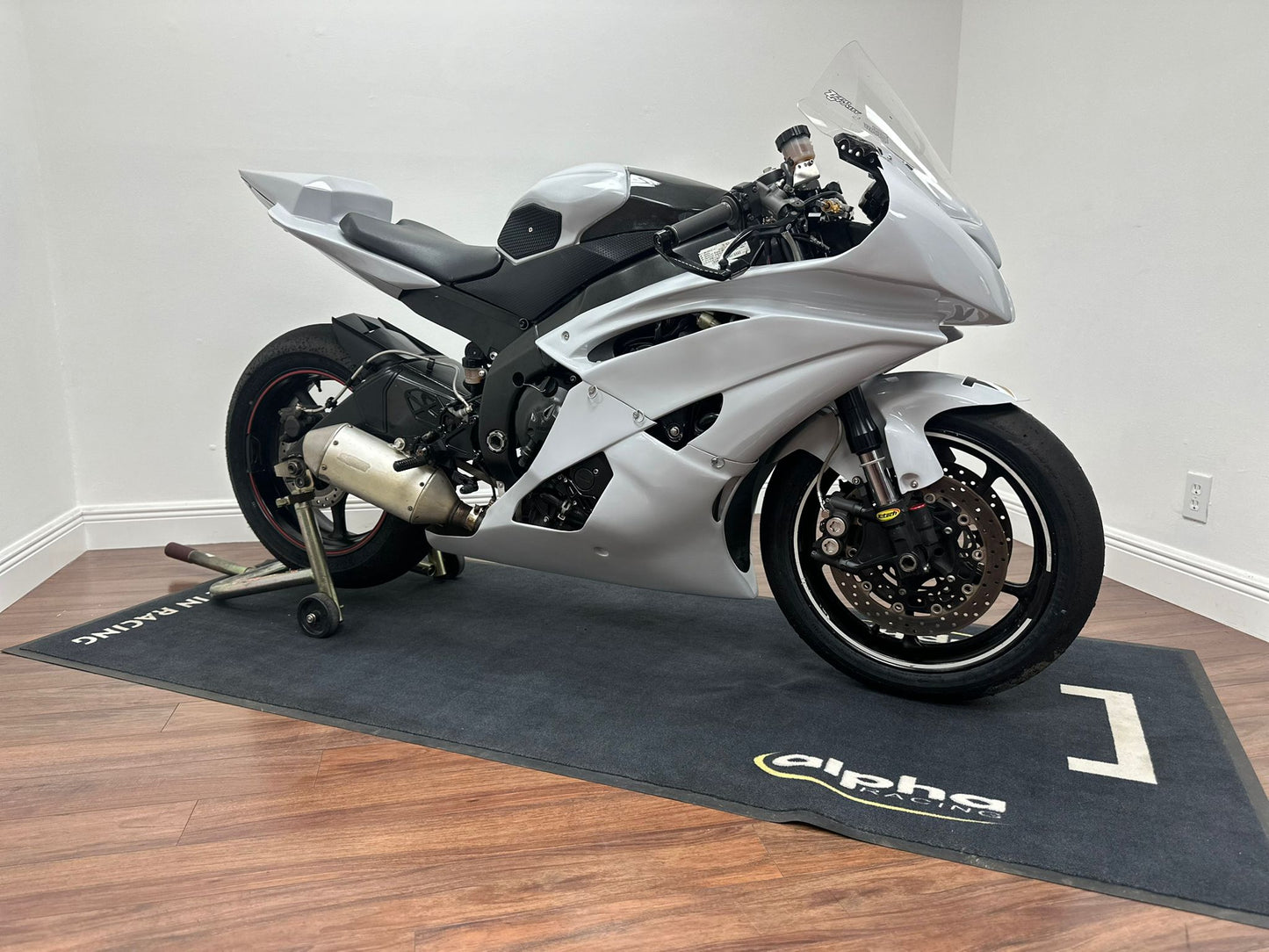 
                  
                    2008 Yamaha R6 Race bike
                  
                